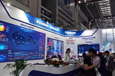 工信部、广东省及深圳市领导莅临洲明CITE2019展台参观指导
